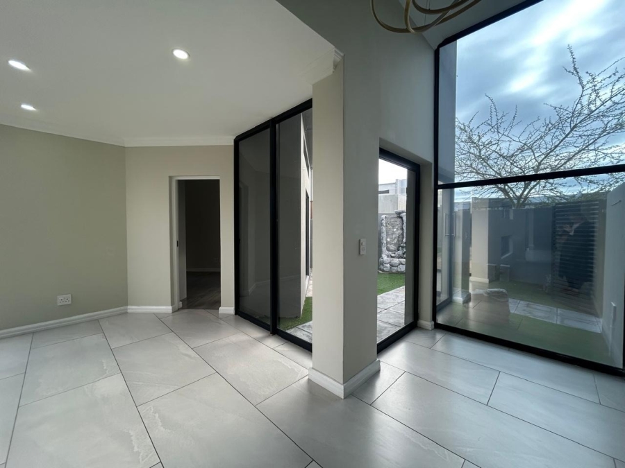 To Let 2 Bedroom Property for Rent in Royal Ascot Western Cape